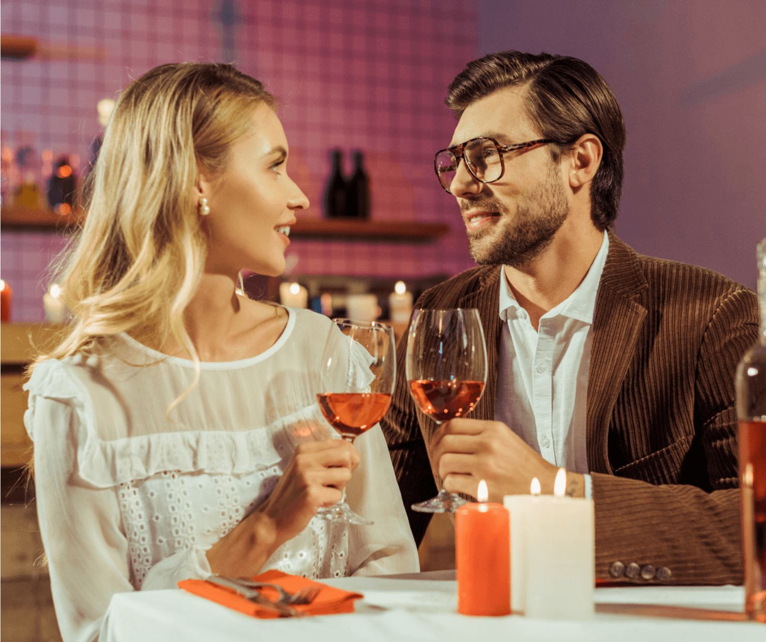 Partnersuche zeigt ein Mann und eine Frau haben ein date