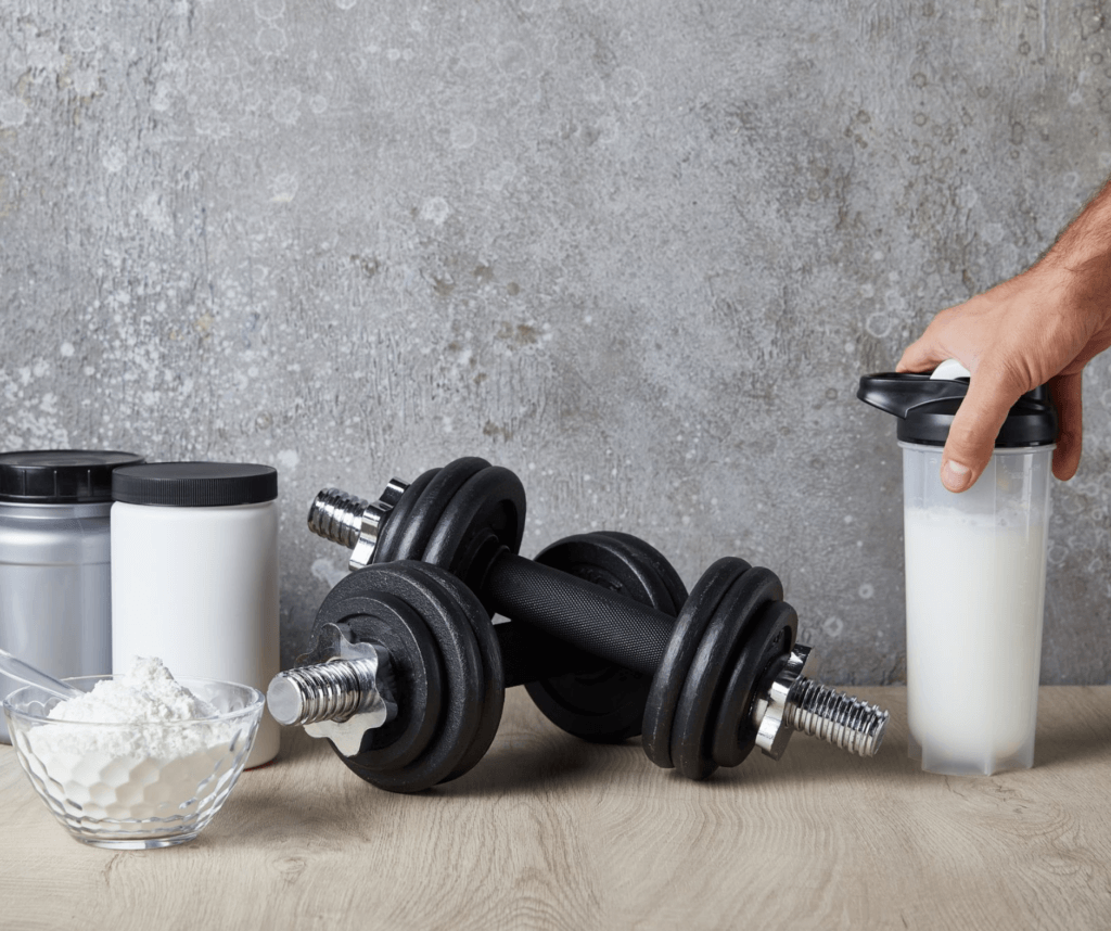 Protein Shake und Hanteln für Sportler